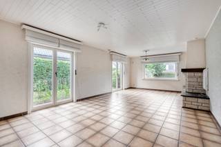 Zeer rustig gelegen open bebouwing te Ternat (Sint-Katherina-Lombeek) in dichte nabijheid van warenhuizen, scholen, treinstation en op-en afrittencomplex E40(Affligem). De woning werd als volgt ingedeeld: op het gelijkvloers: inkomhal met gastentoilet, ruime leefruimte, keuken met ontbijthoek, berging/wasplaats, veranda en garage. De nachthal geeft op de eerste verdieping toegang tot 3 slaapkamers, badkamer en afzonderlijk toilet. Verwarming via elektrische accumulator (zonnepanelen aanwezig) De woonst geniet van een prachtige en ruime tuin (mogelijkheid voor beestjes achteraan). Het tuinonderhoud zit in de prijs inbegrepen. Wenst u meer informatie of een bezoek? Aarzel niet ons te contacteren via Affligem@immoaccenta.be
