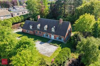 Ruime villa naar de hand van architect Jacques Viérin, bestaande uit inkomhal, living met open haard en parket, eetplaats, keuken, wasplaats, bureel, 5 slaapkamers, 2 badkamers, kelders (ongeveer helft van huis onderkelderd), zolder en dubbele garage. De woning is goed geïsoleerd, en mits aanpassing verwarming (momenteel elektrisch systeem 'Masser') kan deze een goede EPC behalen. Tuin op ca. 2.800m² met mogelijkheid deel tuin (perceel bouwgrond van +/- 25m x 70m =+/- 1.750m²) bij te kopen.