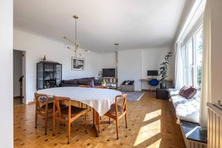 Wonen op de bovenste verdieping brengt alleen maar voordelen met zich mee. Geen bovenburen, veel natuurlijke lichtinval en een aangenaam gevoel van rust. Dit appartement op de 4e verdieping aan de C. Huysmanslaan combineert het karakter van een oerdegelijk gebouw in de stijl van ‘58, met het hedendaagse wooncomfort dat je vandaag zoekt.<br /><br />Je komt binnen in een ruime hal, waar meteen de originele parketvloer opvalt. Ook de leefruimte geniet van de charme van originele elementen die in ere zijn gehouden bij renovatiewerken. De halfopen keuken sluit mooi aan op de woonkamer en zorgt voor een open, gezellige indeling. De badkamer werd volledig vernieuwd en is afgewerkt in een tijdloze, moderne stijl. Daarnaast is er een aparte berging voorzien voor de wasmachine en extra voorraad.<br />Het appartement beschikt over twee volwaardige slaapkamers die tal van mogelijkheden bieden - een thuiskantoor of een kinderkamer. Achteraan geeft de 2e slaapkamer uit op een klein zonnig terras.<br /><br />Ook praktisch scoort dit appartement goed. In de kelder beschik je over een privatieve berging, ideaal voor fietsen, koffers of seizoensmateriaal.<br />De buitenruimte op het gelijkvloers mag ook gebruikt worden voor het plaatsen van een fiets voor dagelijks gebruik.<br /><br />Met een EPC-label B ben je bovendien verzekerd van een energiezuinige woning, zonder dat er nog ingrijpende renovatiewerken nodig zijn.<br /><br />Een lichtrijk en verzorgd appartement met authentieke elementen, een doordachte indeling en een instap klaar karakter. Interesse? We tonen het je graag!<br />Vg, Wg, Gmo, Gvkr, Gvv, geen overstromingsgevoelig gebied