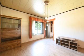 Deze te renoveren woning is rustig gelegen en geniet van een uitstekende bereikbaarheid dankzij de nabijheid van de E17 en de N35. Het pand vormt...