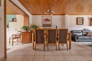Op een zeer centrale locatie in Bornem, op korte afstand van het centrum en het openbaar vervoer, vinden we deze bijzonder goed onderhouden en instapklare woning. Een woning die niet alleen praktisch is gelegen, maar ook beschikt over een aantal sterke troeven die het dagelijkse comfort aanzienlijk verhogen. Een absolute meerwaarde is de achteruitweg naar de ruime garage, aangevuld met een eigen oprit. Hierdoor beschikt u over bijzonder veel parkeermogelijkheden, wat in een centrale omgeving een echte luxe is.<br />De woning is bovendien energetisch goed uitgerust. Er zijn 10 zonnepanelen met thuisbatterij, airco’s die zowel kunnen verwarmen als koelen en de woning beschikt over PVC-ramen met dubbele beglazing. Deze investeringen vertalen zich in een zeer gunstig EPC-label B. Binnenkomen doet u in een verzorgde inkomhal met toegang tot de aangename leefruimte. De lichtrijke woonkamer sluit mooi aan op de goed uitgeruste keuken, waar u over voldoende ruimte en comfort beschikt. Verder is er op het gelijkvloers een apart gastentoilet en een praktische toegang tot de droge kelder, ideaal als extra bergruimte. Op de eerste verdieping bevinden zich drie slaapkamers en een verzorgde badkamer met inloopdouche en toilet. De woning werd doorheen de jaren steeds met veel zorg onderhouden en verkeert dan ook in een zeer nette en instapklare staat.