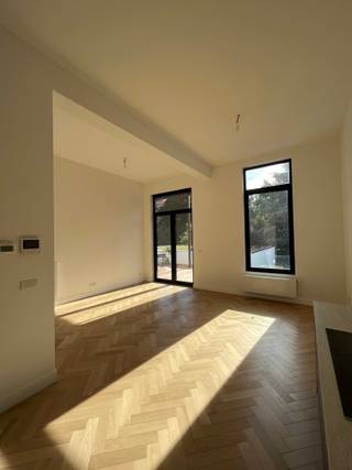 <p>Dit appartement is gelegen in een recent gerenoveerd gebouw dat is opgenomen in de lijst van beschermd erfgoed vanwege zijn prachtige neoclassicistische stijl. De charme van deze historische stijl blijft behouden, gecombineerd met moderne hoogwaardige afwerking.<br />Het is gesitueerd op de eerste verdieping en bereikbaar via lift. Bij binnenkomst wordt de ruimte overgoten met natuurlijk licht, waardoor een warme en uitnodigende sfeer ontstaat. Hoge plafonds, warme parketvloeren en elegante binnendeuren geven dit appartement zijn unieke karakter. Het woongedeelte aan de achterkant sluit naadloos aan op een terras met vrij uitzicht op een groene oase. De open keuken is voorzien van hoogwaardige Siemens apparatuur.<br />Het appartement beschikt over een apart toilet met wastafel. De hoofdslaapkamer met aangrenzende dressing en moderne badkamer heeft ook een eigen terras, met behoud van de karakteristieke neoclassicistische terrasleuning.<br />Daarnaast biedt het appartement een aparte berging met aansluitingen voor wasmachine en droger, evenals een extra ondergrondse berging. De nutsvoorzieningen voor gas, elektriciteit en water zijn individueel afsluitbaar.<br />Dit appartement heeft een uitstekende locatie in een centrale buurt, dicht bij het historische centrum en het Harmoniepark, met snelle toegang tot belangrijke uitvalswegen en snelwegen.</p><p>Wordt U huurder van dit prachtige pand?</p>
