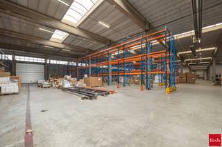 <h1><span>Ruim logistiek bedrijfsgebouw te huur op toplocatie nabij de haven <br />van Antwerpen</span></h1>
<p><span>Het magazijn kan ook opgesplist worden en in verschillende delen worden verhuurd.<br /><br />Op een strategische locatie aan de Noorderlaan in Antwerpen bevindt zich dit veelzijdige bedrijfsgebouw met magazijn, kantoorruimte en ruime buitenoppervlakten. Dankzij de onmiddellijke nabijheid van de haven en de uitstekende verbindingen naar de A12, E19 en de Antwerpse Ring vormt deze site een ideale uitvalsbasis voor logistieke, opslag- en distributieactiviteiten.</span></p>
<p><span>Het pand beschikt over ongeveer 7.620 m² magazijnruimte, aangevuld met circa 250 m² kantoren. Daarnaast is er een ruim verhard buitenterrein van ongeveer 3.550 m², geschikt voor buitenopslag, manoeuvreerruimte.</span></p>
<p><span>De magazijnruimte is functioneel ingericht en voorzien van meerdere laad- en losmogelijkheden, waardoor een efficiënte goederenbehandeling mogelijk is. De aanwezige kantoorruimte is instapklaar en omvat onder meer vergader- en werkruimtes, sanitair, een kitchenette en een eetruimte.</span></p>
<p><strong>Troeven</strong><br />- Strategische ligging vlak bij de haven van Antwerpen<br />- Vlotte verbinding naar A12, E19 en de Antwerpse Ring<br />- Combinatie van magazijn, kantoorruimte en ruim buitenterrein<br />- 4 laad en loskade<br />- 6 sectionaal poorten<br />- Omheind en afsluitbaar terrein<br />- Ruime parkeermogelijkheden op eigen terrein<br /><br />Prijzen exclusief onroerende voorheffing en eventuele algemene kosten.</p>