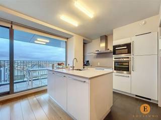 Modern wonen op een boogscheut van de Grote Markt.Luxueus zeer ruim appartement gelegen op de 5de verdieping met ruime lift  combineert stijl,...