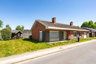 Wij stellen voor deze verrassend ruime en vrijstaande te renoveren bungalow, gelegen in een doodlopende straat in een rustige buurt in Wakken 🌿. Een ideale thuis voor wie houdt van comfortabel gelijkvloers wonen en graag de handen uit de mouwen steekt om een woning volledig naar eigen smaak te moderniseren! <br /><br /><strong><u>📍 Ligging:</u></strong><br />Rustig gelegen in een aangename en residentiële woonomgeving te Wakken 🌳, met een vlotte bereikbaarheid naar omliggende gemeenten en invalswegen 🚗. Ideaal voor wie rustig wil wonen met een open en groen gevoel!<br /><br /><u><strong>🛋️ Indeling:</strong></u><br />Gelijkvloers: Inkomhal. U wordt ontvangen in een ruime en zeer lichtrijke leefruimte, voorzien van grote raampartijen en een karaktervolle, authentieke haard. Aansluitend vindt u de aparte, royale leefkeuken met veel werkruimte en de mogelijkheid om een gezellige eethoek te creëren. Een nachthal geeft toegang tot meerdere volwaardige slaapkamers (voorzien van rolluiken) en een badkamer uitgerust met een ligbad en lavabomeubel 🛁. Daarnaast beschikt de woning over een uitzonderlijk diepe, inpandige garage. Deze ruimte is zo groot dat ze tevens perfect dienst doet als technische ruimte en praktische wasplaats, met directe toegang tot de tuin.<br /><br />Zolderverdieping:<br />Een absolute troef is de gigantische, open zolderruimte. Deze bevindt zich over de gehele oppervlakte van de woning.<br /><br />Buiten:<br />De woning is omgeven door een tuin met veel potentieel, een afgesloten achtertuin en beschikt over een praktische oprit ☀️.<br /><br />🔑 Troeven van de woning:<br />✔️ Vrijstaande bungalow (levenslang wonen!) 🏡<br />✔️ Gigantische zolder met veel opslagmogelijkheden✨<br />✔️ Zeer lichtrijke leefruimtes met grote raampartijen 🌞<br />✔️ Uitzonderlijk ruime inpandige garage 🚗<br />✔️ Super mooie en groene ligging<br />✔️ Een fantastisch project om volledig naar eigen wens in te richten! 🛠️<br /><br /><u><strong>🌡️ Energie & constructie:</strong></u><br />Centrale verwarming (momenteel stookolie - solide ketel Viessman aanwezig in de garage)🏗️<br />Zeer degelijke en robuuste basisconstructie 🏷️<br /><br />Renovatieproject:<br />het ideale moment om de woning energetisch te optimaliseren naar de hedendaagse normen (renovatieverplichting van toepassing).<br /><br />💬 Interesse in deze vrijstaande woning met enorm potentieel? Neem snel contact op met <strong>Dominique +32 476 77 31 31</strong> of <strong>dominique@vastgoedcanniere.be</strong> en ontdek jouw toekomstige droomwoning!