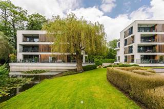 <p><span>SINT-NIKLAAS - </span><span>Bent u op zoek naar rust, luxe en groen? Dan is dit appartement op de eerste verdieping met riant zuid gericht terras misschien iets voor u.</span></p><p><span> </span></p><p><span>Enkele troeven op een rij:</span></p><ul><li><span>Ruime zonnige leefruimte</span></li><li><span>Vloerverwarming via gemeenschappelijke warmtepomp</span></li><li><span>Prachtig zuid gericht terras (20 m²) waar u ten volle kan genieten van de stilte</span></li><li><span>Vlakbij diverse invalswegen (N16, E17, N70)</span></li><li><span>Ondergrondse auto staanplaats</span></li></ul><p><span> </span></p><p><span>Het appartement ziet er als volgt uit:</span></p><p><span>Inkomhal met vestiairehoek, gastentoilet, berging/wasplaats, zonnige leefruimte met open keuken (kookvuur, oven, koelkast, vaatwas, dampkap), ingerichte badkamer (inloopdouche, ligbad, toilet, lavabo),  drie slaapkamers (waarvan 1 met klein terras). </span></p><p><span>Aan de leefruimte en keuken grenst het mooie terras met zicht op de omliggende parktuin. </span></p><p><span>In de kelderverdieping beschikt dit appartement over een privatieve bergruimte en een open parkeerplaats. </span></p><p><span> </span></p><p><span>Dankzij de doorgedreven isolatie, de verwarming dmv warmtepomp en het domoticasysteem ligt het wooncomfort bijzonder hoog. </span></p><p><span> </span></p><p><span> </span></p><p><span>Beschikbaar </span><span>vanaf 01/09/2026</span></p><p><span>HP</span><span> 1250 euro + 150 euro (provisie gemeensch.kosten, verwarming en warm water).</span></p><p><span>EPC</span><span>: 41</span></p><p><span> </span></p><p><span>Interesse in dit pareltje? Vraag dan snel je bezoek aan via onze website!</span></p><p><span> </span></p>