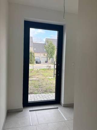 De woning 197 m² bestaat op het gelijkvloers uit een inkomhal met berging (wasplaats) en gastentoilet die uitgeeft op de garage met automatische poort. Achteraan bevindt zich de ruime woonkamer met open keuken en schuifraam naar de tuin. <br /><br />De verdieping is ingedeeld in 3 mooie slaapkamers van respectievelijk 17 m², 15 m² en 10 m², apart toilet en badkamer. <br /><br />2de verdieping:<br />Via een vaste trap komt men tot de 2de verdieping van ca. 30 m² die nog naar keuze kan ingedeeld worden of als 4de slaapkamer kan gebruikt worden.<br /><br />De woning is zeer goed gelegen, nabij het centrum van Zoersel op wandelafstand van alle winkels en openbaar vervoer.