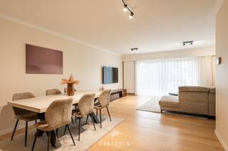 Deze volledig instapklare half open bebouwing en piekfijn onderhouden woning combineert ruimte, licht en comfort met een energiezuinige afwerking. Alles werd met zorg onderhouden, waardoor je hier zonder enige renovatie kunt intrekken.<br /><br />Gelegen in de Oogststraat te Wondelgem (Gent), in een toffe en vlot bereikbare buurt waar rust en nabijheid perfect samengaan. Dankzij de goede verbinding met het centrum van Gent en de nabijheid van belangrijke invalswegen zoals de R4, N9 en E40, bereik je moeiteloos zowel de stad als de omliggende gemeenten. Bovendien liggen winkels, scholen en openbaar vervoer op korte afstand.<br /><br />Binnenin valt meteen de lichtrijke leefruimte op, waar grote schuiframen zorgen voor een directe verbinding met de tuin, ideaal voor wie houdt van openheid en gezelligheid. De praktische keuken, deels open naar de eetkamer, wordt aangevuld met een bijkeuken met plaats voor wasmachine, droogkast en extra opslagruimte.<br /><br />Op de bovenverdieping bevinden zich vier comfortabele slaapkamers, waarvan enkele met op maat gemaakte ingemaakte kasten, een ruime badkamer en een apart toilet. Ook de garage, met extra doorgang naar de tuin, biedt extra gebruiksgemak. Dankzij het EPC-label B en de zonnepanelen woon je hier bovendien energiezuinig en duurzaam.<br /><br /><u><strong>Troeven van deze woning</strong></u>
<ul>
<li>Volledig instapklaar en uitstekend onderhouden</li>
<li>Gunstig EPC-label B </li>
<li>Zonnepanelen (9 stuks)</li>
<li>Ruime, lichtrijke leefruimte met grote schuiframen naar de tuin</li>
<li>Vier slaapkamers</li>
<li>Garage (mogelijkheid extra oprit) met doorgang naar de tuin</li>
</ul>
Tot slot: de gunstige ligging, de energiezuinige voorzieningen en de verzorgde afwerking maken van deze woning een comfortabele en duurzame thuis, waar je meteen kunt genieten van zorgeloos wonen.<br /><br />Contacteer ons vandaag nog voor meer informatie of om een bezoek in te plannen.<br />Wij laten u met plezier kennismaken met deze prachtige woning in Wondelgem!