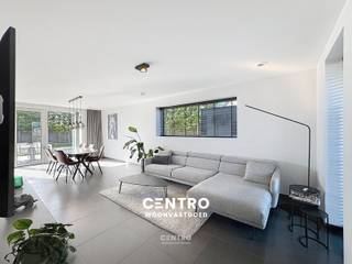 Recente ENERGIEZUINIGE (Epc A+!) woning in rustige straat met 4 slpks, ZUIDgerichte tuin met fietsuitweg achteraan, parkeerplaats op eigen terrein + garagebox in aangename straat te Rumbeke!<br /><br /><strong>INDELING:<br /><u><em>Gelijkvloers:</em></u></strong><br />Inkomhal - LICHTRIJKE living - volledig geïnstalleerde en kwalitatief afgewerkte nieuwe keuken (O.a. met inductiefornuis van Bora met centrale afzuiging, 2 combi-ovens, spoelbak met Quooker installatie voorzien van alle opties, ruime frigo en vaatwasmachine) - koele berging (met voorziening voor wasmachine) - afzonderlijk gastentoilet (met lavabo) - volledig aangelegde, omheinde tuin met recent (2022) tuinhuis met elektrische voorzieningen (ook voor opladen elektrische fietsen), ZUIDgericht zonneterras en fietsuitweg achteraan met toegang naar de garagebox.<br /><br /><strong><u><em>Eerste verdieping:</em></u></strong><br />Nachthal - badkamer (O.a. met dubbel lavabomeubel, ligbad én douche) - afzonderlijk toilet - 4 volwaardige slaapkamers. <br /><br /><strong><u><em>Tweede verdieping:</em></u></strong><br />Geïsoleerde zolder.<br /><br /><u><strong>Opmerkingen:</strong></u><br />- Super-ENERGIEZUINIGE woning: Epc = A+ (-54 kWh/m2)!<br />- Elektriciteit volledig GOEDgekeurd!<br />- Regenwaterput (15.000l) aanwezig.<br />- RECENTE keuken: °2021!<br />- NIEUWE elektrische zonneluifel.<br />- Zonnepanelen aanwezig!<br />- Garagebox inbegrepen in de prijs!<br />- Ventilatiesysteem D.<br />- Domotica aanwezig in de woning.<br /><br />Degelijk afgewerkte HOB met alle comfort, met speelplein over de deur en vlakbij winkels, scholen en het openbaar vervoer! Aarzel zeker niet om ons te contacteren voor verdere info en/of een bezoek ter plaatse: 051/817.817 - info@centro.be.