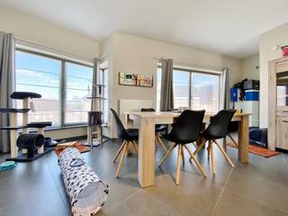 Gelegen in de dorpskern van Zillebeke.Indeling : Leefruimte met veel lichtinval, volledig ingerichte keuken met kookplaat, dampkap, warmeluchtoven,...