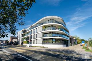 <p><span><strong>INDELING:</strong></span><br /><br />Appartement 0.4 is gelegen op het gelijkvloers en heeft een privatieve inkomhal met vestiaire en gastentoilet, leefruimte met zuidelijk terras (11m²) en een open keuken. Daarnaast zijn er 2 ruime slaapkamers, een badkamer en een berging met aansluitingen voor wasmachine en droogkast.<br /><br />Bijkomend is het appartement voorzien van zes zonnepanelen en een parking en kelderberging op de kelderverdieping. <br /><br /><strong><span>AFWERKING:<br /><br /></span></strong>De keuken en badkamer zijn voorzien van alle nodige comfort. Bovendien beschikt het appartement over een ruime hoeveelheid ingebouwde kastruimte.</p>