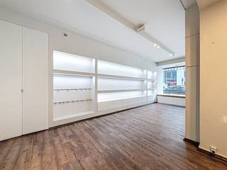 Dit handelspand te huur bevindt zich in de populairste en gekendste winkelstraat van Oudenaarde en vlakbij de Markt. Dankzij deze commerciële ligging, omgeven door vele andere winkels en handelspanden, geniet het pand van enorm veel passage. Dit in combinatie met de mooie, ruime vitrine zorgt voor een grote visibiliteit. Het pand bestaat uit een winkelruimte met achterliggende berging. Er is een aparte ingang voor het appartement dat zich boven de winkel bevindt.OPPERVLAKTE:+/- 70 m²BESCHIKBAARHEID:onmiddellijk