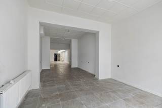 Op een strategische en drukbezochte locatie nabij het centrum van Gent, bevindt zich dit interessante opbrengsteigendom bestaande uit een...