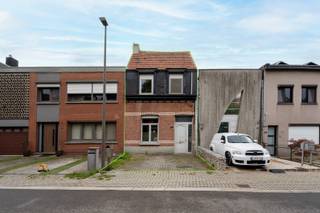 <p>Interesse in dit pand? Neem voor bijkomende informatie of het maken van een afspraak rechtstreeks contact op met Benjamin Tang via <strong>+32 495 56 50 74</strong> of <strong>benjamin.tang@copandi.be</strong>.</p><p>Aan de Laaglandlaan in Merksem bevindt zich deze aangename gezinswoning uit 1948, gelegen in een rustige en groene omgeving met een charmant landelijk karakter. De woning werd de voorbije jaren opgefrist en beschikt vandaag over een instapklare basis met maar liefst 147 m² bewoonbare oppervlakte. Dankzij de combinatie van karaktervolle elementen, praktische leefruimtes en hedendaags comfort is dit een woning waar je je meteen thuis kunt voelen.</p><p>Bij het binnenkomen wordt je verwelkomd door een aangename leefruimte die voldoende plaats biedt voor zowel een gezellige zithoek als een volwaardige eetplaats en vormt zo het centrale hart van de woning. Dankzij de vlotte verbinding met de tuin geniet je bovendien van een mooie wisselwerking tussen binnen en buiten. Of het nu gaat om een rustige ochtend met een kop koffie of een gezellige avond met familie en vrienden, deze ruimte biedt heel wat mogelijkheden.</p><p>De woning beschikt over drie slaapkamers, waardoor er voldoende ruimte is voor een gezin. De praktische badkamer sluit mooi aan bij het dagelijkse wooncomfort van de woning.</p><p>Een absolute troef is de zuidgerichte tuin. Dankzij de gunstige oriëntatie kun je hier gedurende een groot deel van de dag genieten van de zon. Het terras vormt de ideale plek om buiten te eten, te ontspannen of gezellig samen te zijn met familie en vrienden. De groene omgeving rond de woning versterkt bovendien het aangename en rustige karakter van deze woonplek.</p><p>Ook op technisch vlak beschikt de woning over verschillende interessante troeven. Zo is er dubbele beglazing aanwezig en wordt de woning verwarmd via centrale verwarming op aardgas. De zonnepanelen dragen bij aan een energiezuiniger wooncomfort. Bovendien is de elektrische installatie conform verklaard, wat zorgt voor extra gemoedsrust.</p><p>Een bijkomende praktische troef is de parkeerplek vooraan de woning, een aangename meerwaarde voor het dagelijkse wooncomfort.</p><p>De combinatie van de ruime bewoonbare oppervlakte, drie slaapkamers, de zonnige tuin, parkeerplaats en de rustige groene ligging maakt deze woning bijzonder interessant voor wie op zoek is naar een aangename gezinswoning in Merksem.</p>