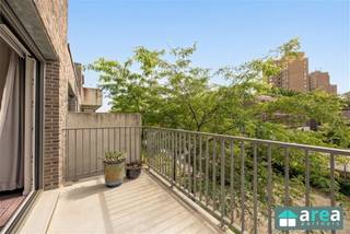 <p><span>Dit instapklare nieuwbouwappartement bevindt zich op een uitstekende locatie aan de Robert Schumanlaan 27 te Hoboken. Gelegen in een rustige residentiële omgeving met aangename en rustige buren, combineert dit appartement modern wooncomfort met een vlotte bereikbaarheid.</span></p><p><span>Met een bewoonbare oppervlakte van ca. 90 m² biedt dit appartement alle ruimte om comfortabel te wonen. Dankzij de energiezuinige afwerking geniet u bovendien van een uitstekende EPC-score A.</span></p><p><span>De vermelde prijs is exclusief een ondergrondse berging en twee autostaanplaatsen. Deze zijn optioneel mee aan te kopen, waardoor de totale prijs uitkomt op €309.000.</span></p><p><span>Grootste troeven:</span><span><br />· Nieuwbouwappartement<br />· Instapklaar<br />· 2 volwaardige slaapkamers<br />· Ruim terras<br />· Energiezuinig (EPC A)<br />· Moderne afwerking<br />· Rustige woonomgeving<br />· Ideaal voor eigen bewoning of investering</span></p><p><span>Indeling:</span><span><br />Via de inkomhal bereikt u de ruime en lichtrijke leefruimte met open, volledig uitgeruste keuken. Grote raampartijen zorgen voor een aangename lichtinval en geven toegang tot het ruime terras, waar u in alle rust kunt genieten van het buitenleven.</span></p><p><span>Verder beschikt het appartement over twee comfortabele slaapkamers, een moderne badkamer en een afzonderlijk gastentoilet. Dankzij de doordachte indeling en kwalitatieve afwerking is dit appartement onmiddellijk klaar voor gebruik.</span></p><p><span>De meubels in dit appartement zijn optioneel mee aan te kopen. Bent u op zoek naar een energiezuinig, modern en zorgeloos appartement op een rustige locatie in Hoboken? Dan is dit pand absoluut een bezoek waard.</span></p><p><span>Voor meer informatie kan u terecht bij Area Partners.<br />INFO@area.be of 03/284.60.60.</span></p>