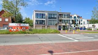 <p>Meergezinswoning, gelegen aan de Natiënlaan, ter hoogte van "Duinenwater" en op enkele passen van het centrum van Knokke en het station.</p>
<p>Het pand bevindt zich in casco toestand.</p>
<p><span>Indeling:</span></p>
<ul>
<li><span>Gelijkvloerse verdieping:</span> Inkomhal, garage, polyvalente ruimte, en traphal.</li>
<li><span>Eerste verdieping:</span> Doorlopende ruimte, volledig in te richten als appartement.</li>
<li><span>Tweede verdieping:</span> Doorlopende ruimte, volledig in te richten als appartement.</li>
</ul>
<p>Er is tevens de mogelijkheid om een extra dakverdieping te creëren.</p>