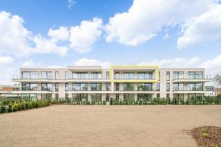 BIJ INTERESSE GELIEVE AUB indien mogelijk REAGEREN VIA E-MAIL = huur@immofransgoffin.be =&gt; met opgave van het adres van het betreffende pand.<br /><br />Interessant: de huurder met zelfstandige beroepsactiviteiten mag het gehuurde goed deels beroepshalve gebruiken en de huurkosten deels fiscaal in zijn beroepskosten opnemen zonder toepassing van handelshuurwet!<br /><br />Dit zeer recent appartement op de tweede verdieping met een bewoonbare oppervlakte van 83,09 m² is gelegen in de net opgerichte Residentie “Notarius” aan de Heuvenstraat 106 in Zonhoven. Deze stijlvolle residentie onderscheidt zich moeiteloos van ander aanbod in deze omgeving, onder meer door de gunstige ligging, de strakke doch elegante architectuur met opvallend mooie gevel en het uitstekende wooncomfort. Bij oprichting van dit mooie project werd de nadruk gelegd op kwaliteit, afwerking en energiezuinigheid, door gebruik van de betere materialen en moderne technieken zoals warmtepompen, vloerverwarming en zonnepanelen. <br /><br />Op slechts een kleine 10-tal minuutjes wandelen treft men het mooie, vernieuwde centrum van Zonhoven, met onder meer diverse winkels, supermarkten, apotheken, bakkers en gezellige brasserietjes.<br />Op een 4-tal kilometer ligt de oprit van de E314 en is er een goede verbinding met andere invalwegen, zodat ook omliggende steden vlot bereikbaar zijn. <br />Ondanks deze gunstige centrale ligging zal het hier bijzonder aangenaam en rustig om wonen zijn. Het appartement bevindt zich aan de achterzijde van het gebouw met zicht op de achterliggende, netjes aangelegde tuin. Bij binnenkomst in dit mooie appartement zal men onmiddellijk een aangenaam gevoel van rust en ontspanning kunnen ervaren, zonder enige hinder van de voorliggende weg. Het mooie terras bieden veel privacy, gezien er geen zijdelingse inkijk mogelijk is. <br /><br />INDELING:<br />Inkomhal, aparte WC, 2 slaapkamers, netjes afgewerkte badkamer met dubbele lavabo en inloopdouche, lichtrijke leefruimte met groot schuifraam en open keuken, uitgerust met “Siemens” apparaten: inbouw koelkast, afwasmachine, inductiekookplaat en combi-oven, toegang via een groot schuifraam naar het ruime terras (26,88 m²) met zicht op achterliggend groen<br />In de kelderverdieping: autostaanplaats, 2 fietsstalplaatsen en 1 fietshaak<br /><br />Technische kenmerken:<br />- Warmtepomp lucht-water<br />- Zonnepanelen<br />- Voorzien van lichtarmaturen (behalve leefruimte) en gordijnrails<br />- Ventilatiesysteem D<br />- Volledig fris geschilderd<br />- Zeer energiezuinig <br />- Aansluitingspunt voorzien aan autostaanplaats voor opladen elektrische wagen (door huurder zelf te plaatsen)<br />- Pre-airco in leef- en eetruimte voorzien – zelf te installeren door huurder<br />- Eenvoudig domoticasysteem<br />- EPC-bouw: nog in opmaak o.w.v. nieuwbouwprocedure<br /><br />Huurprijs te verhogen met een provisie/voorschot van 100 EUR per maand, jaarlijks af te rekenen<br /><br />Dit aantrekkelijk appartement zal voor de eerste maal aangeboden worden op de huurmarkt, netjes geschilderd, voorzien van de meeste verlichtingsarmaturen (muv leefruitme) en volledig instapklaar. <br />De geschikte huurder zal hier bijzonder goed ontvangen worden en snel zijn nieuwe thuis van kunnen maken. <br /><br />VRIJ VANAF 01/03/2026