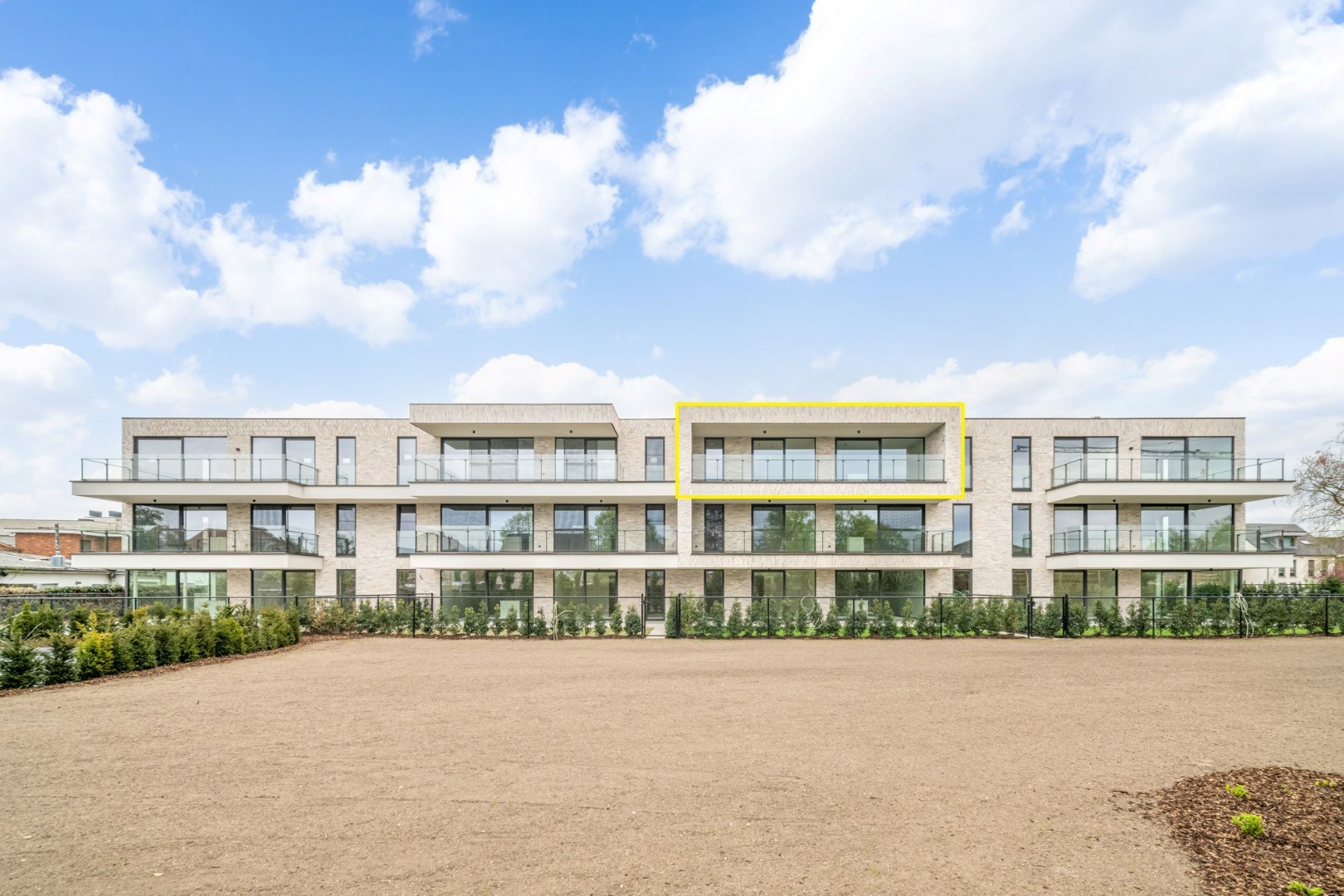 Mooi zeer recent appartement op de tweede verdieping met terras in Zonhoven-centrum - foto 1