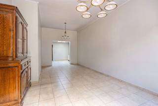 <p>Deze verrassend ruime woning beschikt over een <strong>bewoonbare oppervlakte van 162 m²</strong> en is gelegen op een centrale locatie te Hoboken. De inkomhal geeft uit op een <strong>royale en lichtrijke leefruimte</strong>, die naadloos overgaat in een aangename eetkamer. Dankzij de open indeling geniet deze ruimte van een mooie lichtinval en een aangenaam ruimtegevoel. Aansluitend bevindt zich de keuken, die is uitgerust met een elektrische kookplaat, dampkap, oven, microgolfoven en een dubbele spoelbak. Vanuit de keuken heeft men toegang tot een apart gastentoilet en de badkamer, voorzien van een bad met douchefunctie en een enkel wasmeubel. Over de badkamer bevindt zich nog een praktische berging met aansluiting voor een wasmachine. Deze berging geeft op zijn beurt toegang tot de noordwest georiënteerde <strong>tuin van ca. 74 m² groot</strong>. Op de tussenverdieping bevindt zich een eerste, bijzonder<strong> ruime slaapkamer</strong>, die momenteel werd ingericht als tweede leefruimte. Via de trap bereikt men de eerste verdieping, waar zich <strong>nog twee volwaardige slaapkamers</strong> bevinden. Verder beschikt de woning over een ruime bergzolder.</p><p>Er is eveneens de mogelijkheid tot aankoop van een afgesloten garage op wandelafstand aan €25.000,00.</p><p>Extra:<br />- EPC: 697 kWh/m² (F-score → renovatieverplichting!)<br />- Elektriciteit conform!<br />- Woongebied, Vg, Gmo, Vv, Gvkr<br />- Niet opgenomen in het maatregelenregister </p><p>Nabij school, winkels, autosnelweg, openbaar vervoer, etc. Voor meer info ga naar www.coenenvastgoed.be of bel 03/375.82.92</p>
