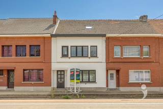 <p><span>Droom je van een woning die authentieke charme combineert met hedendaags wooncomfort? Dan is deze prachtig gerenoveerde woning in de Diestestraat te Scherpenheuvel absoluut een bezoek waard. Achter de karaktervolle gevel schuilt een woning die met veel zorg, vakmanschap en duurzame materialen volledig werd vernieuwd, waardoor je geniet van het comfort en de kwaliteit van een nieuwbouwwoning. </span></p><p><span> </span></p><p><span>Binnen word je verrast door de ruime en praktische indeling. De lichtrijke leefruimte sluit naadloos aan op de eetkamer met open keuken en de veranda, wat zorgt voor een aangenaam gevoel van ruimte en licht. Een extra troef is dat je de keuken nog volledig naar eigen smaak en wensen kunt inrichten, zodat je jouw droomkeuken werkelijkheid maakt. </span></p><p><span> </span></p><p><span>Met maar liefst vier volwaardige slaapkamers en twee badkamers, verdeeld over de verdiepingen, biedt deze woning alle ruimte voor gezinnen, thuiswerkers of wie graag extra comfort heeft. </span></p><p><span> </span></p><p><span>Ook technisch zit je hier helemaal goed. De woning beschikt over een gunstig EPC-label C en een conforme elektrische installatie, waardoor je zorgeloos kunt verhuizen. </span></p><p><span> </span></p><p><span>Buiten geniet je van een gezellige, zuidgerichte stadstuin waar je de hele dag van de zon kunt profiteren. Een unieke meerwaarde is de achteruitgang die rechtstreeks toegang biedt tot twee eigen garages. </span></p><p><span> </span></p><p><span>De centrale ligging tussen Diest en Scherpenheuvel zorgt ervoor dat winkels, scholen, openbaar vervoer en belangrijke invalswegen steeds binnen handbereik liggen. </span></p><p><span> </span></p><p><span> </span></p><p><span>Bent u op zoek naar een ruime instapklare woning? </span></p><p><span><br /><br />Neem dan gerust contact met ons op voor meer informatie of een plaatsbezoek via 016 15 31 15 of info@immolivit.be. </span></p><p><span> </span></p><p><span> </span></p>