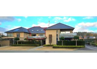 Voor een afspraak bel Kim 0473 72 33 62.Rustig, landelijk gelegen luxeappartement met 3 ruime slaapkamers en een groot zuid gericht terras ( 29 m² )...