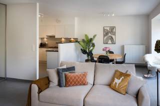 Op de www.veemarkt20.be (url kopiëren en plakken indien doorklikken niet lukt) in Kortrijk stellen we jou graag dit lichtrijke appartement met twee slaapkamers voor. De schuiframen in de leefruimte brengen volop licht binnen en zet je op zonnige dagen heerlijk open. Een verzorgde open keuken, praktische wasberging en eigen kelderberging maken het dagelijks leven hier gemakkelijk.<br /><br />Je woont op de tweede verdieping van een kleinschalige residentie met lift, centraal in de stad. Met een EPC-label A en beschikbaarheid vanaf de akte kan je hier zowel zelf thuiskomen als meteen aan verhuren denken.<br /><br />HOMERUN: Op zaterdag 24 oktober ben je van harte welkom op de Homerun van dit appartement. Via www.veemarkt20.be kan je een afspraak inplannen. Eveneens via de website verneem je veel meer, zoals een uitgebreide omschrijving, foto’s, 360° rondgang, documenten, …<br /><br />KICK-OFF PRIJS: De vermelde prijs is een Kick-Off prijs waarop een eenmalig bod kan uitgebracht worden (zowel boven als onder de Kick-Off prijs). Dankzij het kwaliteitslabel van Henry Houser ben je zeker dat de biedingen correct verlopen zonder dat er een opbodspel gehouden wordt!<br /><br />EXTRA BEZOEK: Mocht je op zaterdag 24 oktober niet vrij zijn, geef dan gerust een belletje om een afspraak in te plannen op een ander moment. En wees gerust … iedereen, van de eerste tot de laatste bezoeker, heeft evenveel kans om een eenmalig bod uit te brengen!<br /><br />Groeten, Hendrik