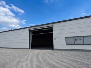 <strong>Magazijn </strong>- <strong>bergplaats - wind en waterdicht </strong>
<p> </p>

<p>Afgesloten ruimte van 200 m² met apart bureel.<br />Laden en lossen via gemeenschappelijke sectionaal poort.  Ruimte heeft goede hoogte om optimaal te gaan stockeren.</p>

<p>Lichtstraten. Elektriciteit / stopcontacten <br /> </p>

<p>Perfecte bereikbaarheid - vlakbij op- en afrit E17<br /><br />Beschikbaarheid: 1/8/2026<br /><br />Huurprijs: € 580 + btw</p>