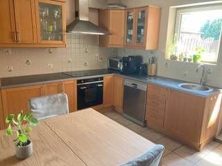 Ontdek dit lichtrijke instapklaar duplex appartement met een terras van 36m² en ruime garage met toegang via de Kruispadstraat. Een...