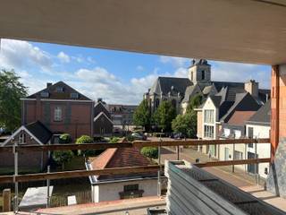 <span><strong>LAATSTE APPARTEMENT TE KOOP! WEES ER NOG SNEL BIJ.</strong><br /><br />Dit nieuwbouwappartement van € 359.000,- is nog te koop op de 2e verdieping van Residentie "The Corner".<br />Deze heeft een oppervlakte van 90,20m² + terras van 15m². <br />Inkomhal, berging, apart toilet, woon-eetkamer, ingerichte open keuken, 2 slaapkamers en een badkamer. <br />Fietsenstalling voorzien op het gelijkvloers.<br />Individuele garagebox te koop aan € 27.500,- . <br />Prijzen excl BTW en registratiekosten. <strong>Kopen aan 6% BTW ipv 21% behoort tot de mogelijkheden. Vraag naar de voorwaarden hiervoor.</strong><br /><br />In het centrum van Broechem, op de hoek van de Lostraat en de Streep, verrijst binnenkort Residentie “The Corner” – een kleinschalig en stijlvol nieuwbouwproject dat modern wooncomfort combineert met een uitstekende ligging. <strong>Afbraakwerken zijn reeds uitgevoerd. De ruwbouwwerken zijn gestart!! (maart 2026)</strong><br />In deze residentie hadden wij eveneens 1 gelijkvloers en 2 appartementen van elk 78m² + terras . Deze zijn reeds verkocht geworden!<br /><br />Alle appartementen kunnen volledig naar eigen smaak afgewerkt worden met een ruime keuze aan materialen. De praktische indeling en aangename sfeer zorgen ervoor dat u zich hier onmiddellijk thuis voelt.<br /><br />Duurzaam wonen met BEN-label (E20)<br />Residentie “The Corner” is ontworpen volgens de nieuwste energienormen en voldoet aan het BEN-principe (Bijna Energie Neutraal) met een E-peil van maximum E20. Hierdoor geniet u van zeer lage energiekosten en mogelijk ook van extra financiële voordelen.<br />Om dit te realiseren wordt gebruik gemaakt van:<br />Uitstekende isolatie<br />Balansventilatie<br />Een lucht-waterwarmtepomp voor sanitair warm water en vloerverwarming.</span><br />
