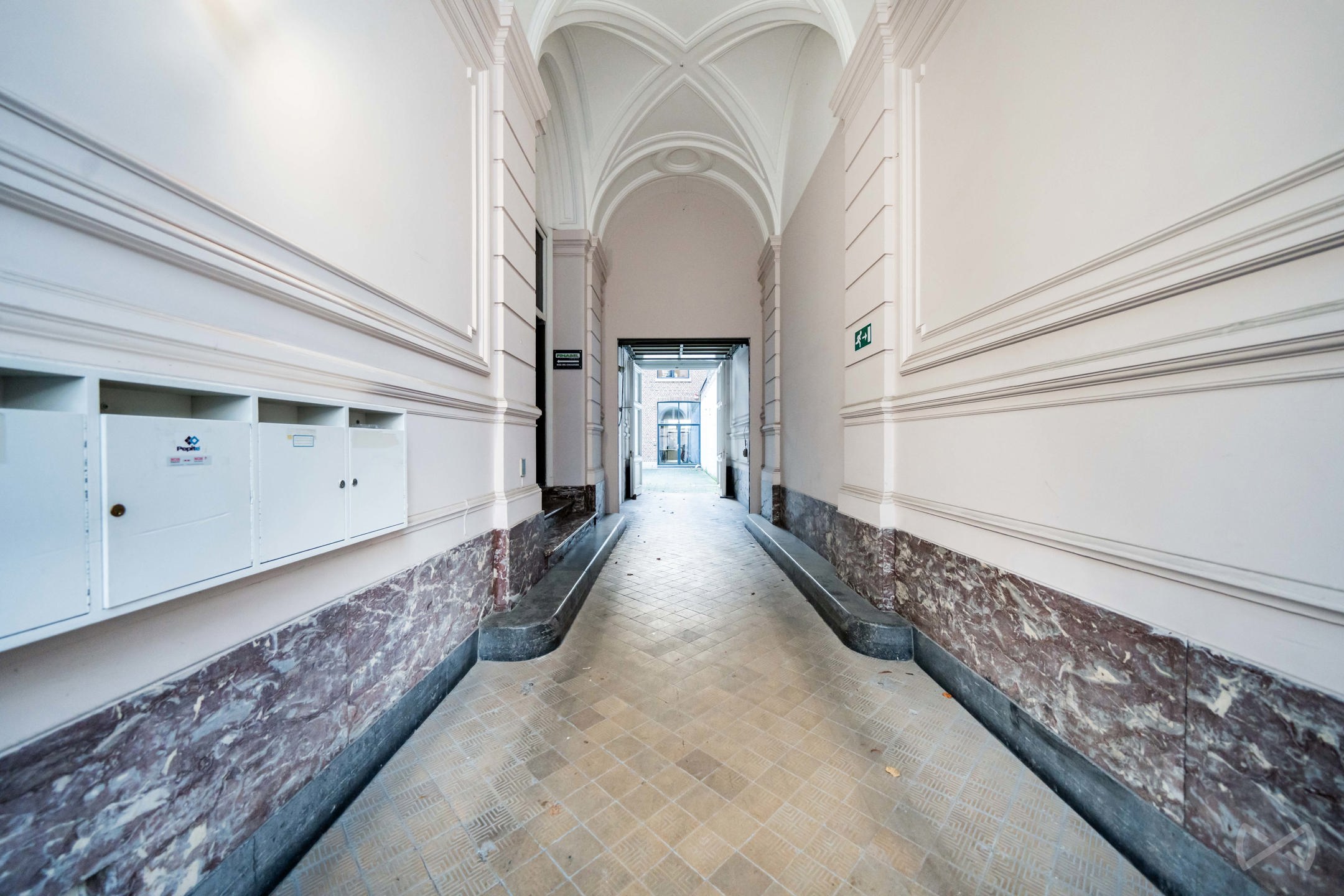 Commercial for rent in Liège - photo 2