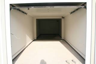 Recente dubbele garage (twee plaatsen achter elkaar). Sectionale poorten, elektriciteit en verlichting aanwezig. Vrij vanaf 01/02/2026. ...