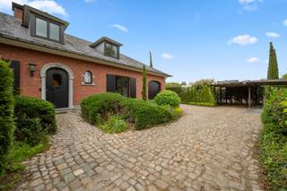 Rustig gelegen aan de rand van Heist-op-den-Berg bevindt zich deze stijlvolle, hedendaagse woning, waar comfort en stijl hand in hand gaan.<br /><br />Deze instapklare, moderne woning verwelkomt u met een warme en verrassend eigentijdse inkomhal die meteen de toon zet.<br /><br />De lichtrijke leefruimte vormt het hart van de woning en biedt een royale combinatie van eet- en zithoek, perfect voor gezellige momenten met familie en vrienden. De geïntegreerde, volledig uitgeruste keuken sluit hier naadloos op aan en is afgewerkt met duurzame, kwalitatieve materialen.<br />Op het gelijkvloers vindt u daarnaast twee volwaardige slaapkamers en een ruime badkamer, uitgerust met zowel een douche als ligbad, een dubbele lavabo en tal van ingebouwde kasten die zorgen voor praktische opbergruimte. Een gastentoilet en een inpandige garage maken het geheel compleet.<br /><br />De eerste verdieping biedt nog eens twee ruime slaapkamers en een handige bergzolder, ideaal voor extra opslag of verdere inrichting naar wens.<br /><br />Buiten geniet je van een ruime, zonnige tuin met twee terrassen, waarvan één overdekt. Hier kan je in alle rust ontspannen, terwijl het opbouwzwembad en de charmante visvijver zorgen voor een extra vakantiegevoel in eigen huis.<br /><br />Een perfect onderhouden woning waar u zonder zorgen uw nieuwe thuis van maakt.<br /><br />Bekijk nu reeds de foto's en virtuele tour op onze website www.dplusvastgoed.be<br /><br />Voor meer informatie of voor een bezoek bel 0475 59 90 00 of mail yves@dplusvastgoed.be