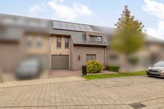 Instapklare gezinswoning met tuin, garage en zonnepanelen in rustige doodlopende straat – Oostakker (grens Gent)
Ben je op zoek naar een instapklare woning die voldoet aan de huidige normen (EPC A) in een kindvriendelijke en rustige buurt? Dan is dit charmante pand in Oostakker, op de grens met Gent, precies wat je zoekt!
Deze verzorgde woning ligt in een doodlopende straat en biedt alle comfort voor een modern gezin. De ruime en lichtrijke leefruimte geeft uit op de groene, onderhoudsvriendelijke tuin — een ideale plek om te ontspannen na een drukke dag. Het aangename terras is bovendien uitgerust met een elektrisch bediende, uitschuifbare en verlichte zonneluifel, perfect voor de warmere zomerdagen.
Indeling & Comfort
Inpandige garage met directe toegang tot de woning
Volledig uitgeruste keuken met moderne toestellen
Drie volwaardige slaapkamers, elk voorzien van tv- en internetaansluiting
Zolder met vaste trap, ideaal als extra kamer, bureau of hobbyruimte
Zonnepanelen voor een lagere energiefactuur
EPC-label A – energiezuinig en klaar voor de toekomst
Deze woning is werkelijk instapklaar — gewoon verhuizen en genieten!
Ligging
De woning geniet een uitstekende ligging in een rustige, kindvriendelijke wijk:
Nabij Bedevaart Oostakker en restaurant Boerenhof (met speeltuin voor de kinderen)
Niet ver van het Sint-Lucas Ziekenhuis Gent
Vlotte aansluiting op de op- en afritten van de E17 en E40
Goede bereikbaarheid richting Gent-centrum, winkels, scholen en openbaar vervoer
Dok Noord en de Vrijdagmarkt zijn makkelijk bereikbaar voor een gezellig dagje uit of een leuk shopmoment
Waarom dit jouw nieuwe thuis kan worden
Instapklaar en energiezuinig (EPC A)
Zonnepanelen voor extra comfort en lagere kosten
Elektrische, uitschuifbare en verlichte zonneluifel
Rustige ligging in een doodlopende straat
Moderne voorzieningen, inclusief tv- en internetaansluitingen in elke kamer
Dicht bij alle belangrijke voorzieningen en Gent-centrum
Mis deze kans niet om in een groene, rustige omgeving te wonen met alle comfort van vandaag.
Plan snel online jouw bezoek en ontdek deze prachtige woning zelf!
Exclusief te koop aangeboden via de Oximo online verkoopsprocedure. Voor registratie en aanvaarding van de verkoopsvoorwaarden zie www.oximo.be.