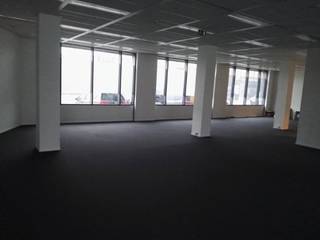 Kantoorruimte te huur op Oudergem, gemakkelijk bereikbaar met het openbaar vervoer (naast de delta), metro, tram en bus. Slechts 10 minuten lopen...