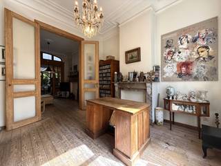 Op een uitstekende locatie, op slechts 500 meter van de Visserij en Bijgaardepark, bevindt zich deze ruime en charmante burgerwoning met authentieke elementen.<br />Hoge plafonds, originele schouwen, deuren, karaktervolle vloeren... geven deze woning een unieke uitstraling en bijzonder veel charme.<br /><br />Op het <strong>gelijkvloers </strong>vindt u een ruime inkomhal met authentieke trap, een bureauruimte, salon, eetplaats, ingerichte keuken, toilet en een gezellig stadstuintje waar u in alle rust kunt genieten.<br /><br />De <strong>eerste verdieping</strong> omvat momenteel een grote open ruimte die eenvoudig opnieuw kan worden ingericht als twee slaapkamers, een douchekamer en een aansluitende wasplaats.<br /><br />Op de <strong>tweede verdieping</strong> bevinden zich nog twee ruime slaapkamers en een comfortabele badkamer uitgerust met bad, douche en toilet.<br /><br />Op de <strong>derde verdieping</strong> beschikt de woning over een prachtige en ruime zolderkamer die tal van mogelijkheden biedt, evenals een volledige <strong>kelderverdieping </strong>onder de woning.<br /><br /><u>Algemene informatie:</u>
<ul>
<li>Bewoonbare oppervlakte: 295 m²</li>
<li>Grondoppervlakte: 140 m²</li>
<li>EPC: 316 kWh/m² jaar</li>
<li>KI: €686</li>
<li>Zeer goede bereikbaarheid</li>
<li>Winkels, openbaar vervoer... in de onmiddellijke omgeving</li>
</ul>
Richtprijs: 695.000 €<br /><br />Een karaktervolle stadswoning met veel ruimte, charme en mogelijkheden op een toplocatie in Gent.<br />Absoluut een bezoek waard!
