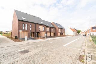 OUDENAARDE - Project Zwijndries<br /><br />TOPGELEGEN mooi afgewerkte NIEUWBOUWWONINGEN - 6% BTW mogelijk! Direct instapklaar en kwalitatief afgewerkt. Aangelegde omheinde TUIN en TERRAS, GARAGE, zonnepanelen. Indeling: inkom en traphal, toilet, gezellige grote lichtrijke leefruimte met open geïnstalleerde keuken, berging/wasplaats. Op de verdiepen bevinden zich maar liefst 3 slaapkamers en badkamer. <br /><br />TROEVEN: kwalitatieve afwerking, top orientatie. ENERGIEZUINIG: zonnepanelen en vloerverwarming warmtepomp, dubbele beglazing, conforme elektr., regenwater. <br /><br />Bezoek na afspraak met IMMO BEGUIN: guido@immobeguin.be