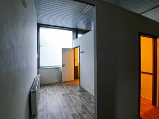 Situé Rue Georges Moreau 70 à Anderlecht, ce bureau de 75 m² offre un espace fonctionnel idéal pour une activité professionnelle. Il comprend également une terrasse privative de 44 m², rare dans ce type de bien. Proposé à la vente au prix de 180.000 €, ce bien constitue une opportunité intéressante pour professions libérales ou investisseurs.