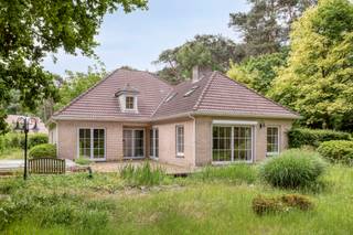 Toestand:Achterin gelegen, aan het einde van een oprijlaan en volledig omringd door groen, vinden we deze villa-woning terug. De ruime inkomhal...