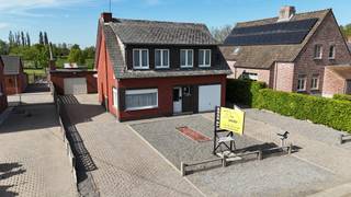 Bent u op zoek naar een ruime gezinswoning in een rustige, groene omgeving? Dan is deze open bebouwing op een perceel van maar liefst 1477 m²...