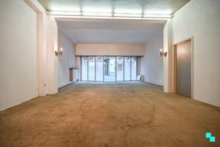 Ontdek deze ruime woning met winkelruimte en vier slaapkamers, nabij centrum Izegem. De woning beschikt over een bewoonbare oppervlakte van...