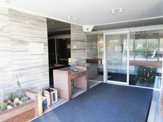 Dans un quartier résidentiel calme à la périphérie de Saint-Nicolas, cet appartement clé en main de plus de 86 m² est situé au cinquième étage. L'appartement comprend un hall d'entrée, un séjour lumineux, une cuisine équipée et une salle de bain, deux chambres à coucher, des toilettes séparées et un débarras pratique. La terrasse spacieuse de 18 m² offre de belles vues sur les environs.Une place de parking est incluse. Grâce à sa situation à proximité des commerces de proximité, du centre commercial Waasland et avec un accès facile au centre-ville et à l'autoroute E17, cet appartement est particulièrement bien situé.Actuellement loué, il est idéal comme bien de rendement.