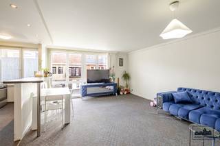 <p><span>Dit 2 slaapkamer appartement in het centrum van Wetteren geniet van een gunstige ligging met alle voorzieningen zoals winkels, scholen en openbaar vervoer op wandelafstand. Daarnaast profiteert dit appartement ook van een goede bereikbaarheid door diverse invalswegen en de nabijheid van de op- en afritten van de R4, E17 en E40.</span></p><p><span> </span></p><p><span>De indeling is als volgt: centrale inkomhal met gastentoilet, die uitgeeft op de lichtrijke leefruimte met aansluitend de keuken die voorzien is van een vaatwasser, keramische kookplaat en veel opbergkasten. Naast de keuken vinden we een praktische berging. Achtergelegen vinden 2 slaapkamers en een badkamer die voorzien is van een badkamermeubel en douche.</span></p><p><span> </span></p><p><span>Bijkomstig is er nog een handige garage die bij dit appartement hoort. </span></p><p><span> </span></p><p><span>EPC: 214 kWh/m²jaar - Label C</span></p><p><span>Elektrische verwarming</span></p><p><span>HR-glas met PVC</span></p><p><span> </span></p><p><span>Dit appartement is momenteel verhuurd waardoor het ook voor investeerders een echte opportuniteit is. </span></p><p><span> </span></p><p><span>Voor meer info of een bezoek, contacteer Quinten van Immo Zone op 0485/02.48.04 of via mail op quinten@immo-zone.be</span></p><p><span> </span></p>