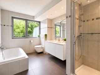 Deze prachtige, recente halfopen bebouwing biedt een comfortabele en moderne woonomgeving voor gezinnen of koppels die houden van ruimte en rust. <br /><br />Bij het binnenkomen word je verwelkomd in een ruime inkomhal, hier bevindt zich ook een afzonderlijk gastentoilet. Aansluitend betreed je de gezellige woonkamer en de ruime, volledig ingerichte keuken is voorzien van alle moderne toestellen en biedt ruim voldoende werk- en opbergruimte. Naast de keuken bevindt zich een handige berging, ideaal voor het opbergen van voorraad en huishoudelijke apparaten. Daarnaast is er een ruime kelderberging aanwezig voor extra opslag. <br /><br />Op de eerste verdieping bevinden zich drie ruime slaapkamers, ideaal voor een gezin of voor wie extra ruimte zoekt voor bijvoorbeeld een kantoor of hobbyruimte. De moderne badkamer is volledig uitgerust en voorzien van een ligbad, een douche, een toilet en een badkamermeubel. <br /><br />Vanuit de keuken heb je toegang tot het terras en de tuin. Het terras leent zich perfect voor gezellige buitenmaaltijden, terwijl de tuin volop ruimte biedt om van de buitenlucht te genieten. Een garage is voorzien met mogelijkheid tot het plaatsen van 2 wagens. <br /><br />De woning is beschikbaar vanaf 06/2026 en heeft een huurprijs van €1350/ maand.<br /><br />Kortom, deze woning in Sint-Niklaas is een ideale keuze voor wie op zoek is naar een ruime en goed gelegen woning met garage en parkeergelegenheid. Neem contact op met de makelaar voor meer informatie en om een bezichtiging in te plannen.
