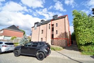 Ruim Triplex appartement met 3 slaapkamers, terras en grote inpandige garage. Het appartement maakt deel uit van de kleinschalige...