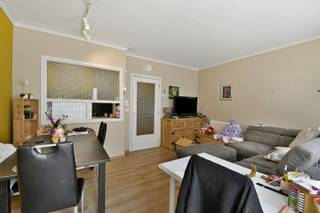 Een op te knappen één-kamer-appartement gelegen in het hart van Middelkerke, op slechts enkele wandelpassen van de zeedijk en het strand, diverse winkels en het openbaar vervoer. <br />Het appartement is gelegen op de tweede verdieping en bestaat uit een sfeervolle en goed verlichte woonkamer, een aparte keuken ingericht met de nodige toestellen, een badkamer met een bad, lavabo en toilet, en een aparte kamer / slaaphoek. <br />Momenteel wordt het appartement verhuurd voor €500 + €50 syndicuskosten per maand. De elektriciteit is in overeenstemming met de normen t.e.m. 11/2044! Er is een lift beschikbaar in het gebouw en tevens beschikt het appartement over een individuele kelderberging!<br />Vraag nu een bezichtiging aan!<br />EPC: 215 kWh/m² - UC: 3818542 ~ Vg, Wg, Gmo, Gvkr, Gvv ~ Ref. MI24924