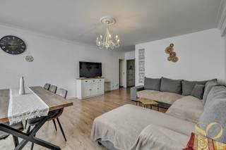 <p>Wij bieden u dit ruime 2-slaapkamerappartement van ±110 m² bruto aan, gelegen op de 8ste verdieping van een gebouw met lift. Ideaal gelegen tegenover de majestueuze Basiliek van Koekelberg en op een steenworp van het Elisabethpark, geniet het van een groene omgeving terwijl winkels, scholen en openbaar vervoer vlakbij zijn. Het appartement bestaat uit een inkomhal, een lichtrijke woonkamer van 33 m², een uitgeruste keuken van 14 m² met toegang tot een balkon van 3 m² aan de voorzijde, 2 mooie slaapkamers (18 en 13 m²), een douchekamer (4 m²), een apart toilet, een nachthal (5 m²) en een bergruimte. Zuidgericht terras van 7 m². Een kelder vervolledigt dit appartement. Technische gegevens: PVC-ramen met dubbele beglazing, collectieve verwarming (gemeenschappelijke stookolieketel), EPB D. Elektriciteit: enkel de plannen ontbreken voor de conformiteit. Eigenaarslasten: 345 €/maand, inclusief water, verwarming, gemeenschappelijke delen, reservefonds en reservefonds verwarming. Ideaal voor IEDEREEN, zowel om te wonen als om te investeren.</p>