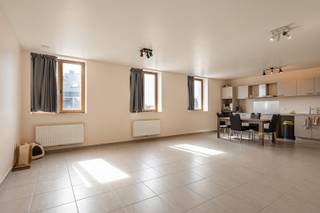 In deze groene residentie vinden we een gerenoveerd klooster waarin het appartement werd ondergebracht. Het ruime, lichtrijke appartement bevindt...
