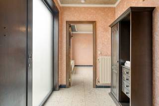 <p>U kunt een BOD uitbrengen op deze woning, rekening houdend met de AANVANGSPRIJS van <strong>€ 249.000,00</strong>, elk hoger BOD wordt voorgelegd aan de eigenaars die al dan niet kunnen ingaan op dit aanbod.<br /><br /><u><strong>OPENDEURDAG OP ZATERDAG 3 OKTOBER tussen 10u00 en 12u00 ( op afspraak )</strong></u><br /><br />Ontdek deze charmante halfopen woning, rustig gelegen aan de Pieter de Coninckstraat in het pittoreske Oostkamp. Dit karaktervolle huis, gebouwd in 1976, nodigt uit tot gezelligheid en biedt volop mogelijkheden voor zowel starters als gezinnen. Met een aantrekkelijke <strong>perceelsgrootte van 248 m² </strong>heeft u voldoende ruimte om uw eigen dromen en plannen tot leven te brengen. De indeling omvat een inkomhal met apart toilet, sfeervolle leefruimte, een functionele keuken met aanpalende berging en drie comfortabele slaapkamers, waarvan 1 kleinere slaapkamer/bureau er is tevens een badkamer met ligbad en wastafel in meubel. <strong>Er is een leuke tuin</strong> met tuinhuis te bereiken via handig zijpoortje. Naast de <strong>comfortabele woonruimtes</strong> beschikt deze woning ook over een <strong>garage met automatische poort </strong>en <strong>een parkeerplaats</strong>, wat het dagelijkse leven verregaand vergemakkelijkt. De locatie is ideaal voor wie de rust van een woonwijk wil combineren met gemakkelijke toegang tot alle voorzieningen die Oostkamp te bieden heeft. Maak kans om deze woning eigen te maken en laat u inspireren door de mogelijkheden die deze ruimte biedt. Neem vandaag nog contact met ons op voor een vrijblijvend bezoek en ervaar zelf de charme van deze woning.<br /><br /><u><strong>Indeling gelijkvloers:</strong></u></p>
<ul>
<li>Inkomhal met apart toilet;</li>
<li>Sfeervolle leefruimte;</li>
<li>Functionele keuken met aanpalende berging;</li>
<li><strong>3 mooie slaapkamers</strong> waarvan 1 kleinere slaapkamer/bureau;</li>
<li>Badkamer met ligbad en wastafel in meubel;</li>
<li><strong>Inpandige garage met automatische poort </strong>met parkeerplaats;</li>
<li>Leuke tuin met tuinhuis en een handig zijpoortje;</li>
</ul>
<u><strong>Troeven:</strong></u>
<ul>
<li>Regenwaterput;</li>
<li>Rolluiken;</li>
<li>Toplocatie in de rust en stilte;</li>
<li>Handig zijpoortje.</li>
</ul>
Voor meer informatie of een bezoek aan deze charmante woning? Contacteer ons via: <strong>oostkamp@caenen.be</strong><br />