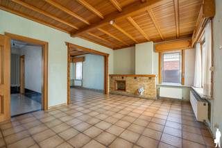 Op zoek naar een woning met veel <strong>ruimte</strong>, een praktische indeling en een uitstekende ligging? Deze gezinswoning bevindt zich op een <strong>toplocatie </strong>in Sint-Niklaas, vlakbij ale voorzieningen Dankzij de lichtrijke leefruimtes, de veranda, de ruime garage en de onderhoudsvriendelijke tuin vormt dit de ideale basis om volledig naar eigen smaak te moderniseren.<br /><br />Gelijkvloers<br />- Inkomhal met trap naar de verdieping.<br />- Ruime L-vormige leefruimte met veel lichtinval en tal van indelingsmogelijkheden.<br />- Keuken met dubbele spoelbak, ingemaakte kasten en elektrische kookplaat.<br />- Praktische wasplaats met apart gastentoilet en stookolieketel.<br />- <strong>Veranda </strong>met aangenaam zicht op de tuin.<br />- Dubbele beglazing en elektrische rolluiken op het gelijkvloers.<br /><br />Verdieping<br />- Nachthal.<br />- Twee <strong>volwaardige </strong>slaapkamers.<br />- Derde slaapkamer, ideaal als kinderkamer, bureau of hobbyruimte.<br />- Badkamer voorzien van badkamermeubel, douche en toilet.<br />- Rolluiken<br />- Ruime zolder<br /><br />Buiten<br />- <strong>Brede </strong>oprit met voldoende parkeergelegenheid.<br />- Ruime garage met sectionale poort.<br />- Bovengrondse stookolietank van 2.300 liter.<br />- Zonnig terras.<br />- Onderhoudsvriendelijke zuidgeoriënteerde stadstuin van ca. 150 m², volledig aangelegd met dolomiet en afgewerkt met planten en struiken.<br /><br />Troeven: <br />- Topligging in Sint-Niklaas.<br />- Grote garage en ruime oprit.<br />- Woning met veel potentieel voor wie graag moderniseert naar eigen smaak.<br />- EPC D -<strong> geen renovatieverplichting </strong>