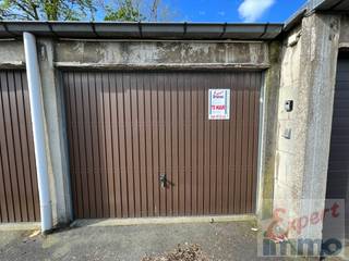 Droge afgesloten garage TE HUUR aan de zuidkant van het Station te KORTRIJK met afmetingen : Breedte : 3,03 meterDiepte : 4,55 meterHoogte...